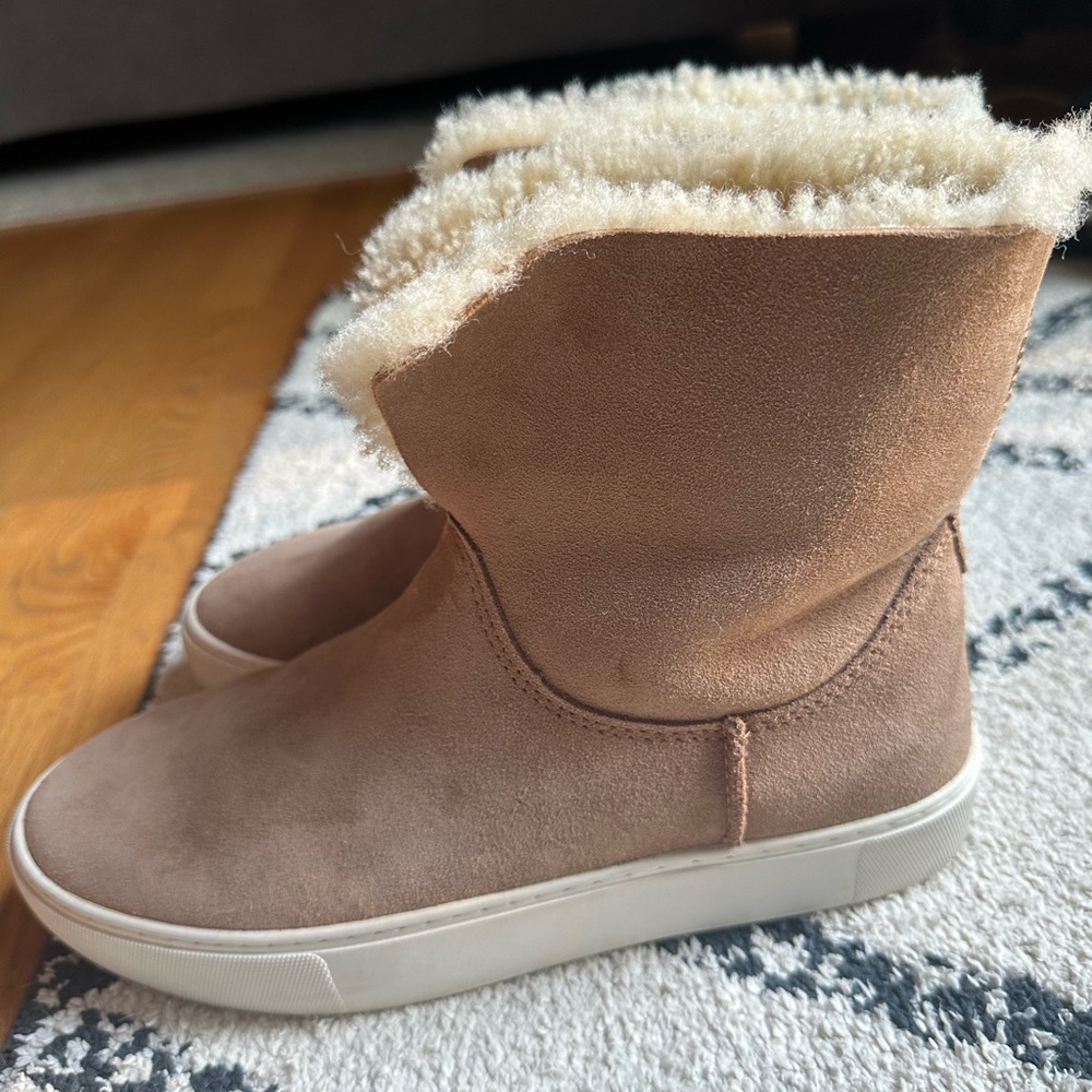 UGG Women's Lynus Sneaker